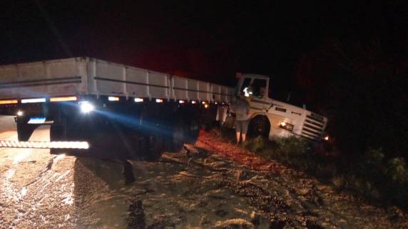 Carga de soja é espalhada e caminhões saem da pista, entre Ijuí e Cruz Alta - foto 2