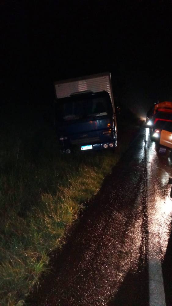 Carga de soja é espalhada e caminhões saem da pista, entre Ijuí e Cruz Alta - foto 3