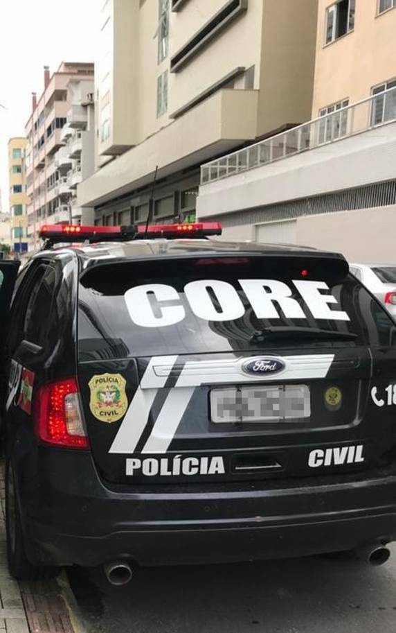 Suspeito trabalhava em uma obra no prédio em que a vítima mora e entrou no local no início da manhã de domingo com uma faca.