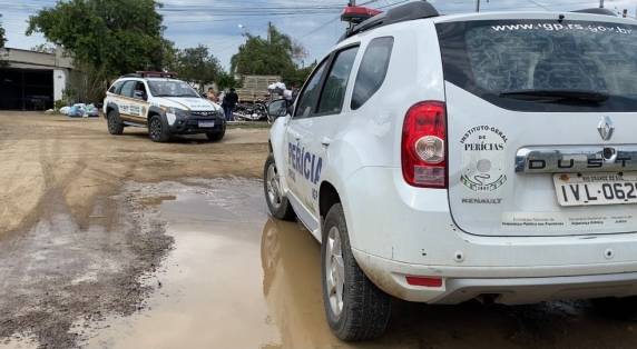 Segundo a polícia, homem não aceitava o fim do relacionamento, que teria terminado há 10 dias. Ele fugiu depois crime.