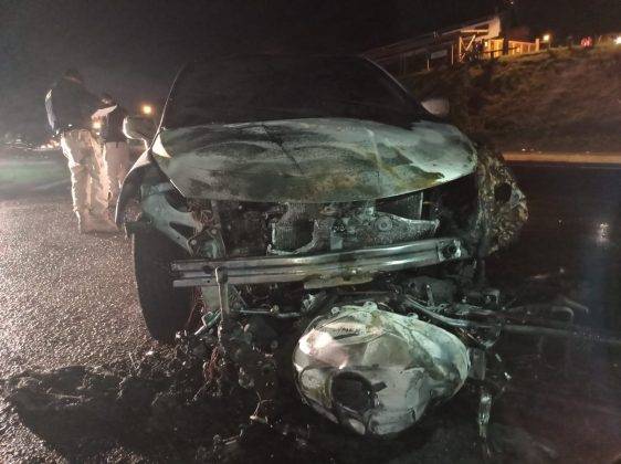 Com a batida, os dois veículos pegaram fogo