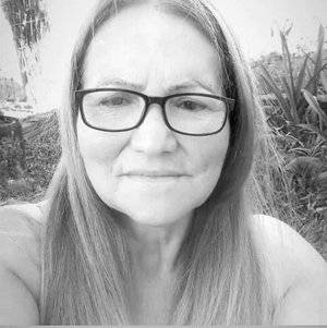Dilza dos Santos Machado, 58 anos, foi morta com dois tiros em frente de casa
