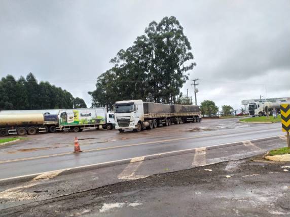 Segundo apurado por nossa reportagem, os caminhões são parados, mas podem seguir viagem. O mesmo ocorre com veículos de passeio