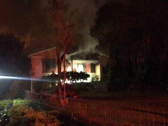 Bombeiros trabalharam para controlar as chamas