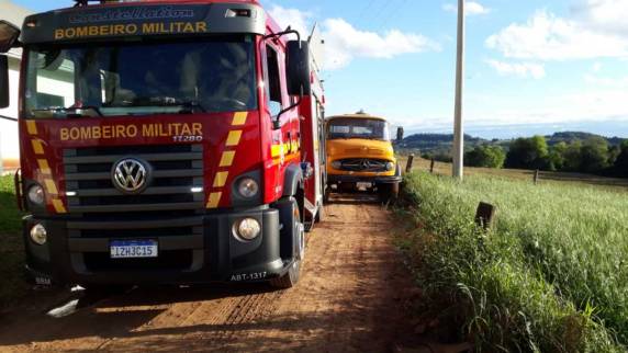 Incêndio atingiu depósito de feno em Linha Almeida, Boa Vista do Buricá - foto 2