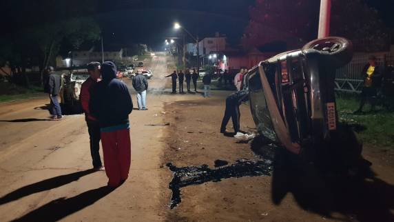 Acidente entre duas camionetes deixa feridos na rua Do Progresso - foto 2