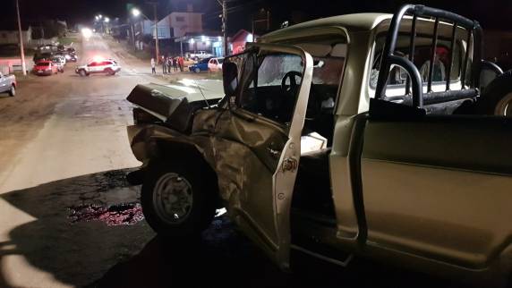 Acidente entre duas camionetes deixa feridos na rua Do Progresso - foto 3