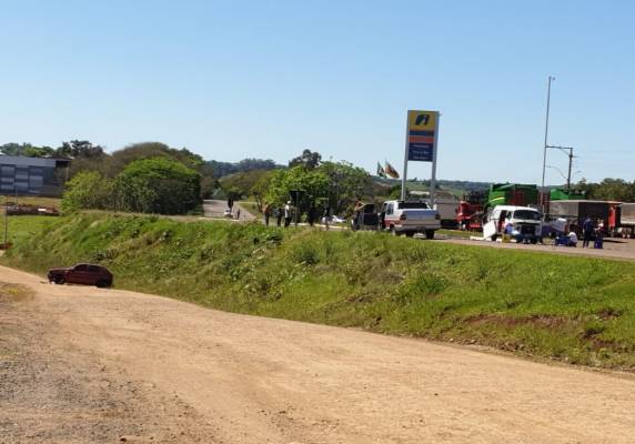 Um dos veículos desceu um barranco na lateral da rodovia