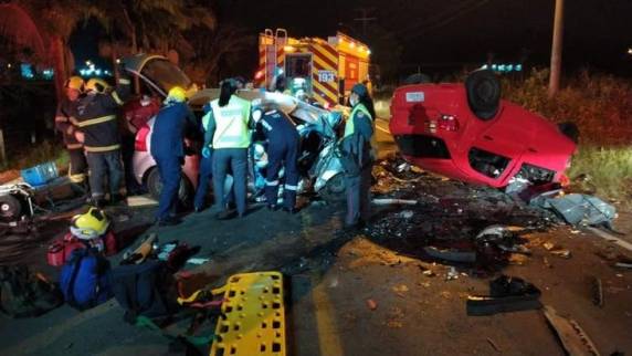 Colisão envolvendo dois carros e uma moto ocorreu em Içara na noite de sábado.