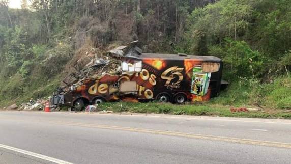 Morre em acidente com ônibus Airton Machado, líder da banda Garotos de Ouro - foto 6