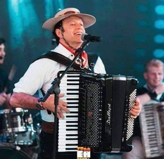 Morre em acidente com ônibus Airton Machado, líder da banda Garotos de Ouro - foto 2