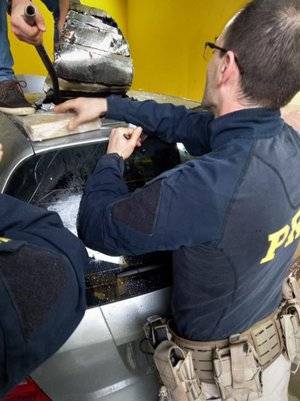 Dentro do veículo estavam um homem e uma mulher, ambos de 25 anos, oriundos do Paraná
