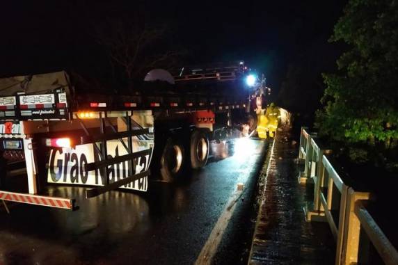 Acidente bloqueou a rodovia e provocou congestionamento na altura do km 316, mas trecho já foi liberado