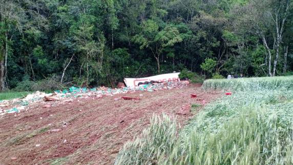 Carreta sai da pista e casal fica ferido na RSC 472 entre Tenente Portela e Palmitinho - foto 3