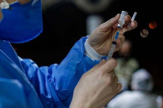 Redução na quantidade de municípios com vítimas é atribuída ao progresso da imunização; especialista recomenda que população mantenha cuidados necessários para evitar contágios