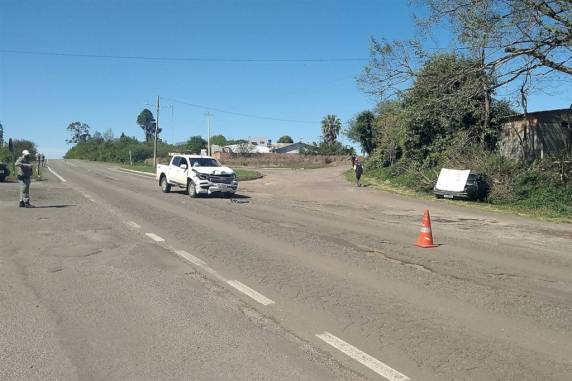 A colisão envolveu uma caminhonete S10 e um Ford Del Rey na tarde desta quarta-feira