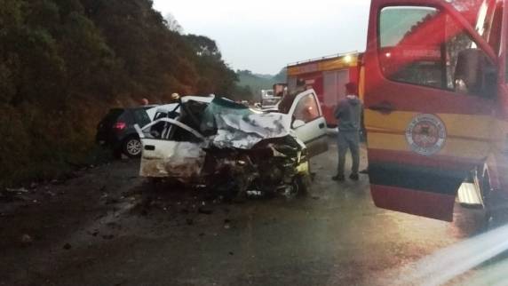 Grave acidente entre dois veículos deixa quatro vítimas fatais na BR-282 no oeste catarinense - foto 4