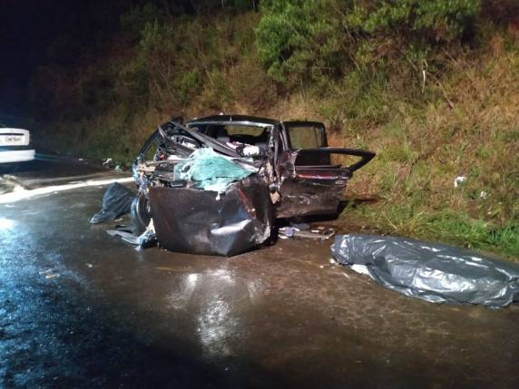 Grave acidente entre dois veículos deixa quatro vítimas fatais na BR-282 no oeste catarinense - foto 3
