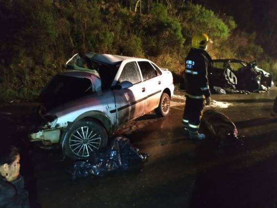 Grave acidente entre dois veículos deixa quatro vítimas fatais na BR-282 no oeste catarinense - foto 2