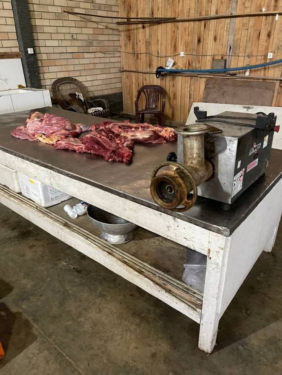 Animais eram abatidos no local e a carne era moída e vendida como se fosse de gado