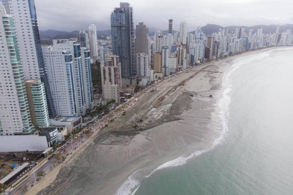 Obra de alargamento da faixa de areia em Balneário Camboriú tem ''visita'' de tubarão e máquina atolada - foto 2