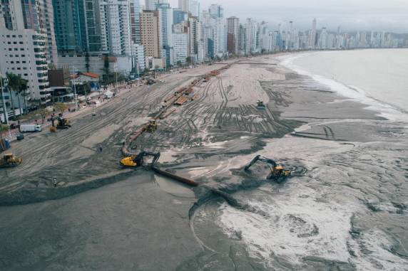 Obra de alargamento da faixa de areia em Balneário Camboriú tem ''visita'' de tubarão e máquina atolada - foto 3