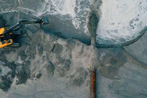 Obra de alargamento da faixa de areia em Balneário Camboriú tem ''visita'' de tubarão e máquina atolada - foto 4