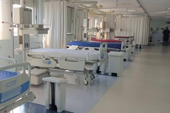 Ocupação em UTIs por pacientes com coronavírus é a menor desde o início do monitoramento, em julho de 2020, mas idosos voltam a predominar em casos graves