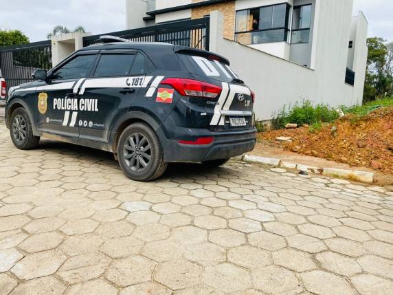 Polícia Civil informou que Salezio de Souza, de 47 anos, ostentava nas redes sociais passeios de lancha e moto aquática pelo Litoral catarinense.