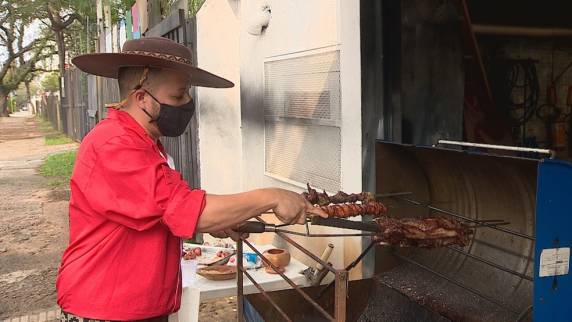 Churrascarias oferecem cardápios com cortes mais baratos. Segundo especialista, consumo é o menor em 25 anos. Porto Alegre tem a cesta básica mais cara entre 17 capitais, aponta Dieese.