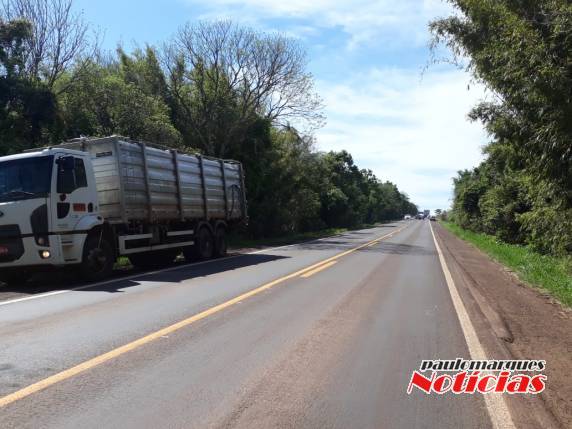 Colisão lateral envolve caminhonete e caminhão e deixa jovem ferido na BR 472 em Três de Maio - foto 9