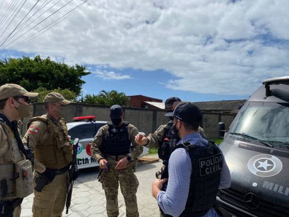 Pelo menos três criminosos participaram da ação, segundo a polícia. Cerca de R$ 100 mil foi levado pela quadrilha. Ninguém foi preso.