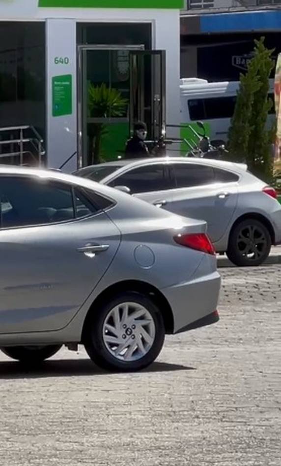 Pelo menos três criminosos participaram da ação, segundo a polícia. Cerca de R$ 100 mil foi levado pela quadrilha. Ninguém foi preso.