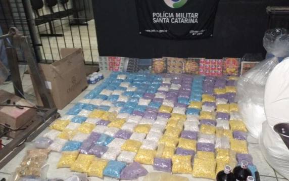 Laboratório de drogas sintéticas com insumos para a fabricação de MDMA e outras substâncias foi desmantelado na noite de quarta-feira (22) em Imaruí, no Sul.