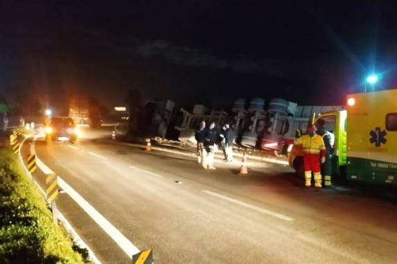 Acidente ocorreu na rotatória de acesso ao município por volta das 22h; não há interrupção no trânsito