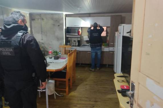 Polícia Civil agiu em Caxias do Sul e em Bento Gonçalves. Apenas uma vítima perdeu R$ 100 mil