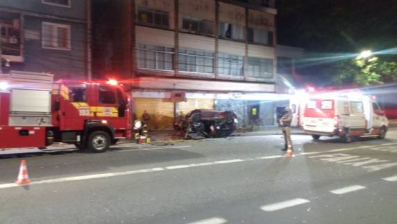 Acidente envolveu dois carros e ocorreu na Rua 7 de setembro, no Centro, na madrugada deste sábado.