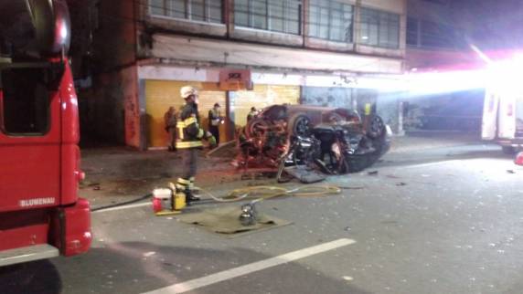 Acidente envolveu dois carros e ocorreu na Rua 7 de setembro, no Centro, na madrugada deste sábado.