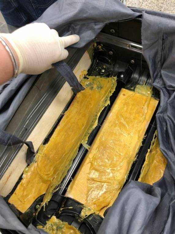 MDMA foi encontrado escondido na bagagem da mulher