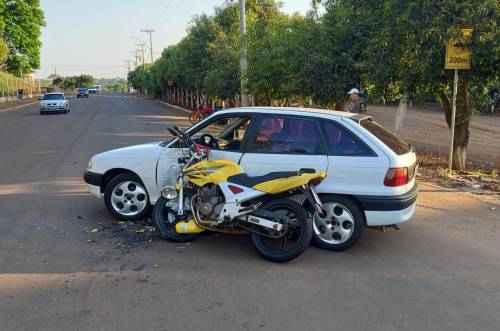 Acidente envolveu carro e moto na Ru XV de Novembro em Crissiumal - foto 2