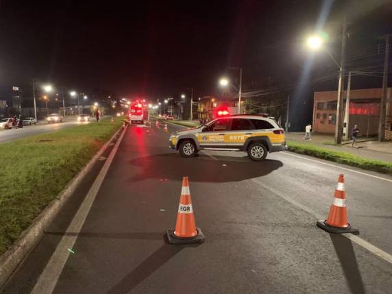 Homem de 72 anos foi atingido por motocicleta. Trânsito está sendo desviado pela pista lateral