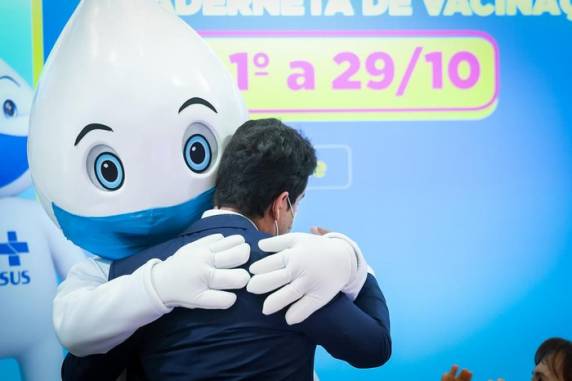 Cena ocorreu enquanto Rodrigo Cruz anunciava o lançamento da Campanha Nacional de Vacinação para crianças e adolescentes menores de 15 anos