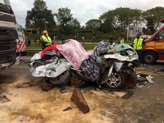 Duas mulheres morrem após carro ser prensado por duas carretas em Santa Catarina - foto 3