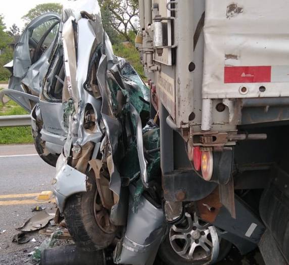 Duas mulheres morrem após carro ser prensado por duas carretas em Santa Catarina - foto 2