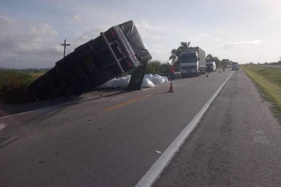 Vítima estava em um caminhão-baú que colidiu de frente em uma carreta
