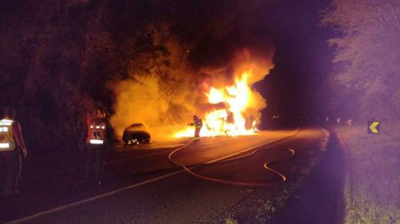Carro e caminhão pegam fogo após colisão e homem morre carbonizado no oeste catarinense - foto 4