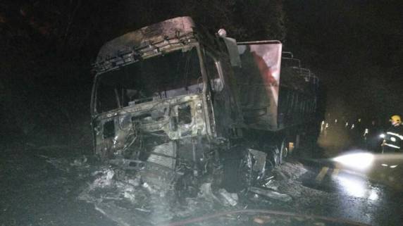Carro e caminhão pegam fogo após colisão e homem morre carbonizado no oeste catarinense - foto 2