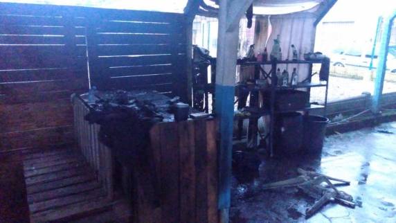 Adolescente sofre queimaduras graves após carregador de celular explodir na tomada em SC - foto 2