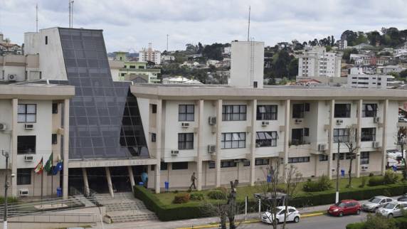 Segundo denúncia, crimes ocorreram em julho de 2020 em Lages, na Serra, por causa de desentendimento relacionado ao corte de galhos de árvore.