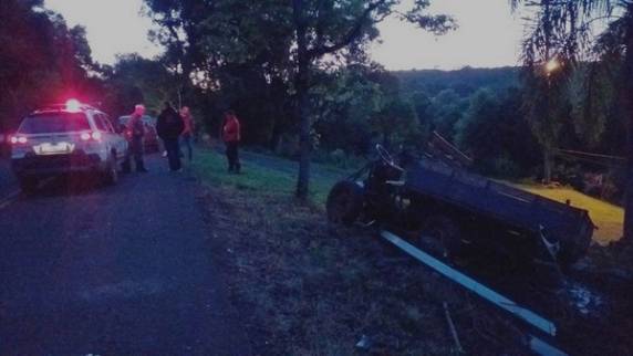 Segundo a BM, o automóvel bateu na traseira da carreta agrícola